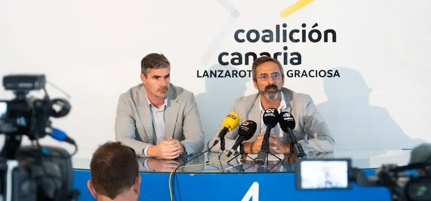 Pedro San Ginés con su abogado este martes en la rueda de prensa.