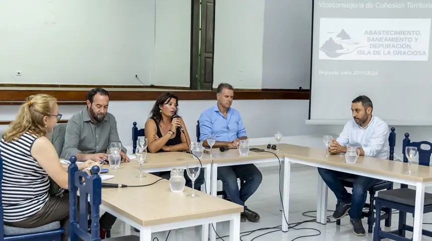 Imagen de la reunión con la alcaldesa de Teguise al frente.