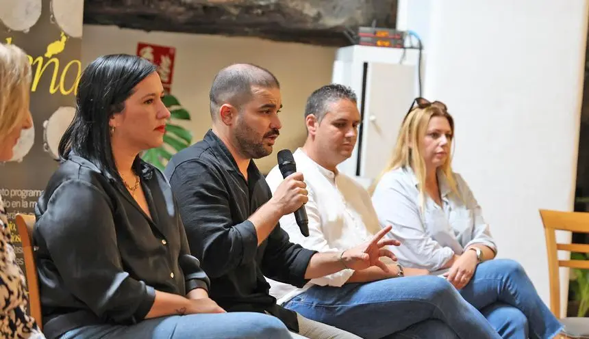 El consejero de Cultura del Cabildo explicando cómo va a ser el evento.