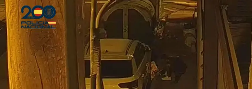 Momento en el que el pirómano prende fuego a un coche en Arrecife.