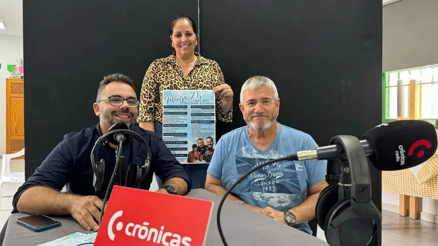 El teniente de alcalde y concejal de Festejos, Echedey Eugenio, la concejala de Participación Ciudadana, Cathaiza Suárez, y el presentador de Crónicas Radio, Chalo Frías, en el taller de radio de Maneje.