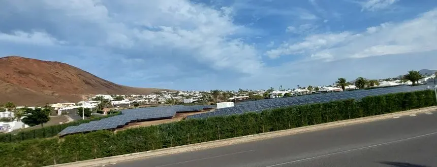 Imagen de una planta de mucho menor tamaño que está instalada en Playa Blanca, enfrente del hotel Natura Palace.