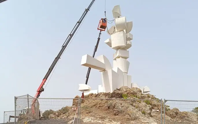Imagen del momento en el que se desmontó la escultura del Monumento.