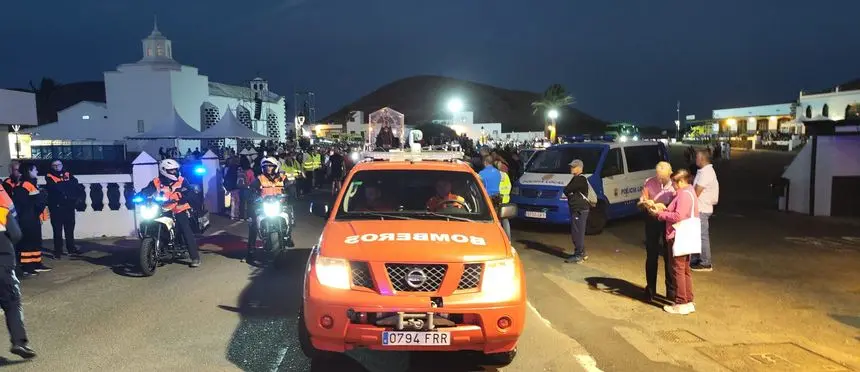 Momento de la salida de los peregrinos desde Mancha Blanca con la imagen de la Virgen al fondo