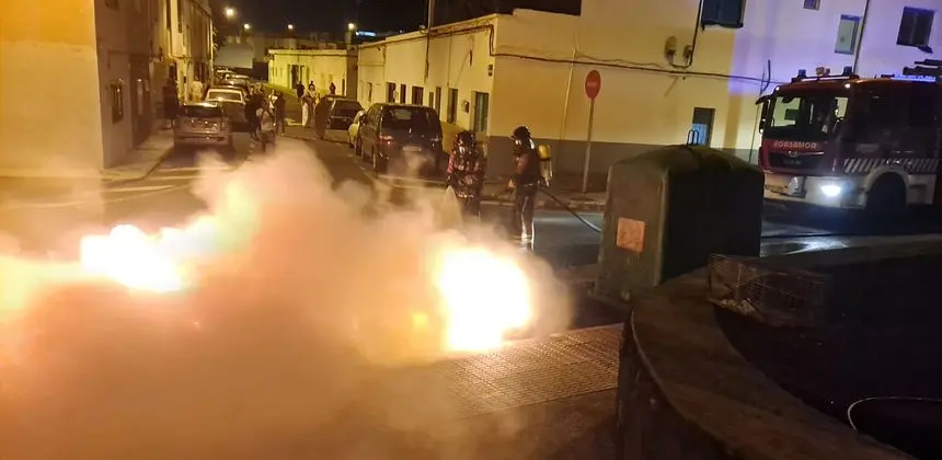 Momento en el que los bomberos se pudieron hacer con el control del incendio