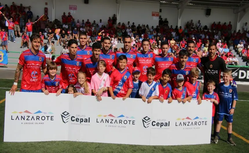El equipo y su afición antes del choque