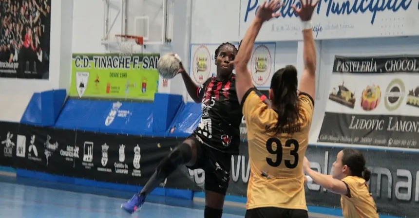 Jugadora del San José Obrero realizando un lanzamiento en choque contra el equipo asturiano.