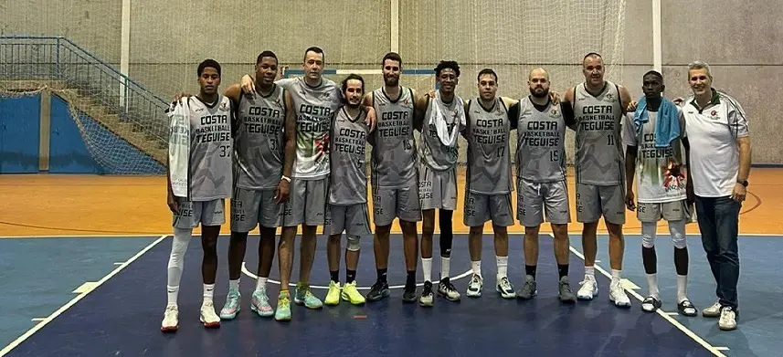 Jugadores del Baloncesto Costa Teguise tras el choque contra el Agüime.