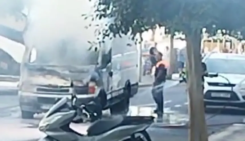 Bomberos apagando el fuego localizado en una furgoneta en Puerto del Carmen.