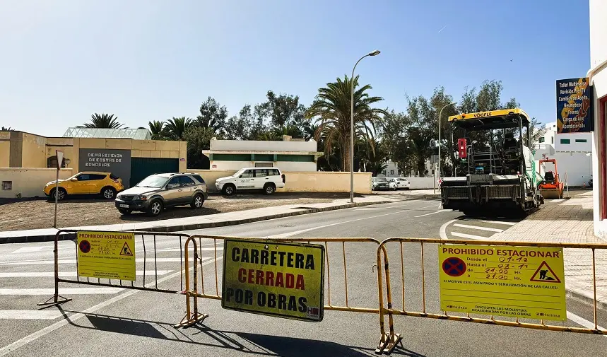 La empresa adjudicataria de los trabajos ha instalado el fin de semana vallas con carteles informando de los cierres, y los días y horarios previstos para el reasfaltado