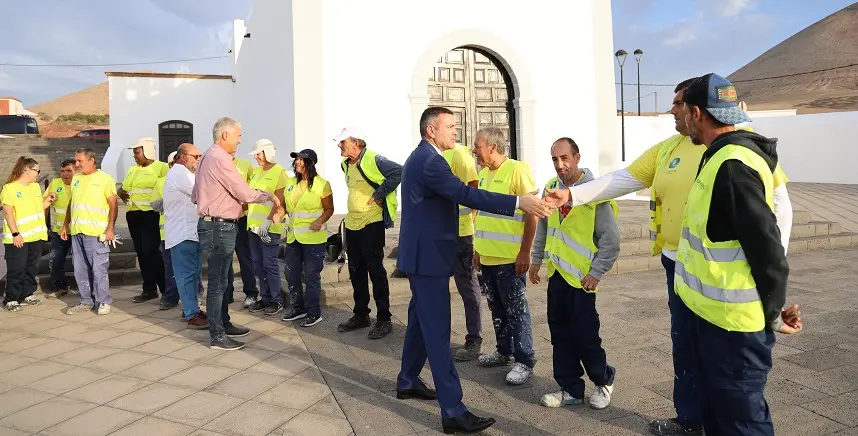 Oswaldo Betancort junto a José Juan Cruz junto a los participantes del plan de empleo de Tías.