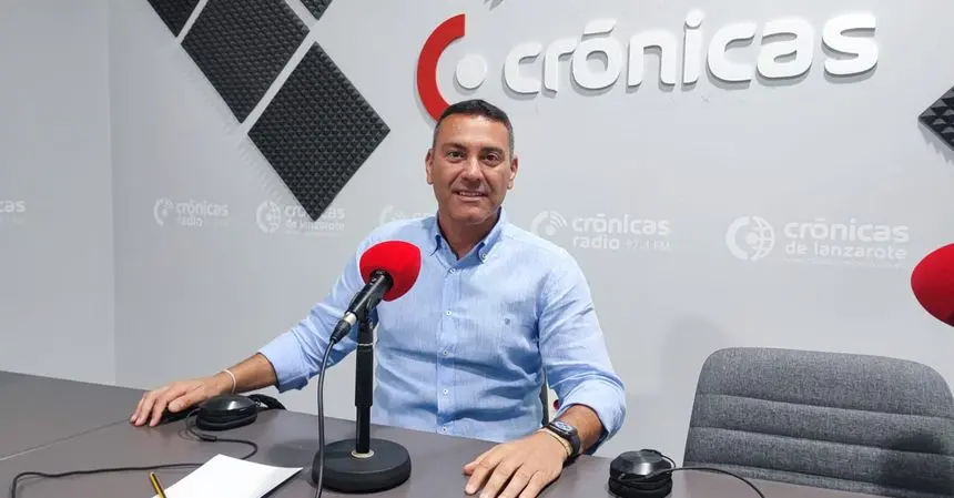 Oswaldo Betancort en el estudio de Crónicas Radio.