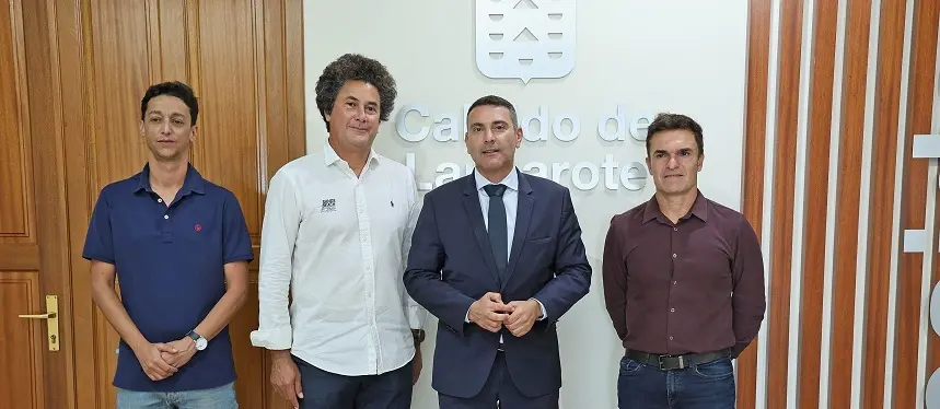 Representantes de la Unión Deportiva Lanzarote junto a Oswaldo Betancort y Héctor Fernández.