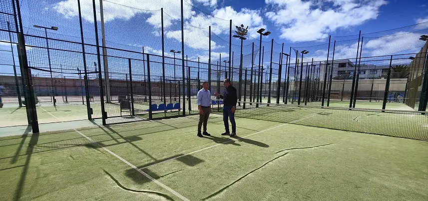 El vicepresidente y el consjero de Deportes en las canchas de pádel de la CDL (1)