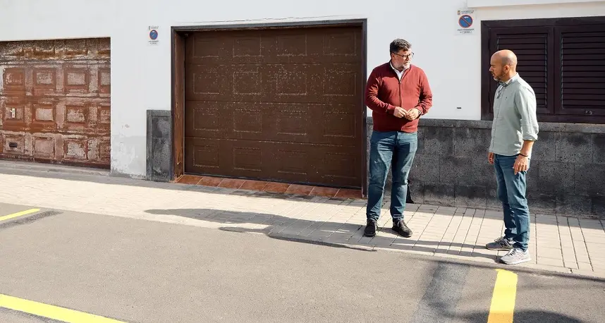 Isidro Pérez y Raúl de León junto a uno de los vados de San Bartolomé.