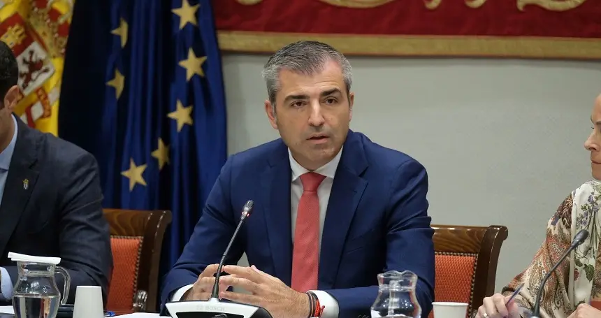 El consejero de Economia, Manuel Domínguez, en comision parlamentaria.