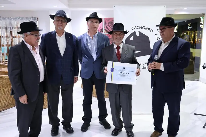 Francisco José Navarro recibiendo el Cachorro de Honor.