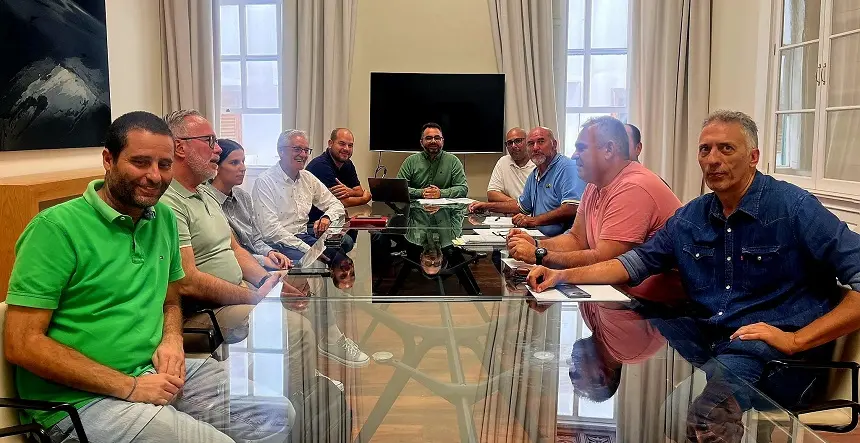 Reunión de componentes del Ayuntamiento de Arrecife con los trabajadores de Urbaser.
