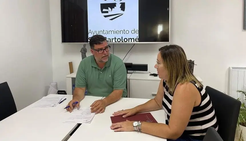 El alcalde de San Bartolomé y la concejal del Área debatiendo sobre el asunto