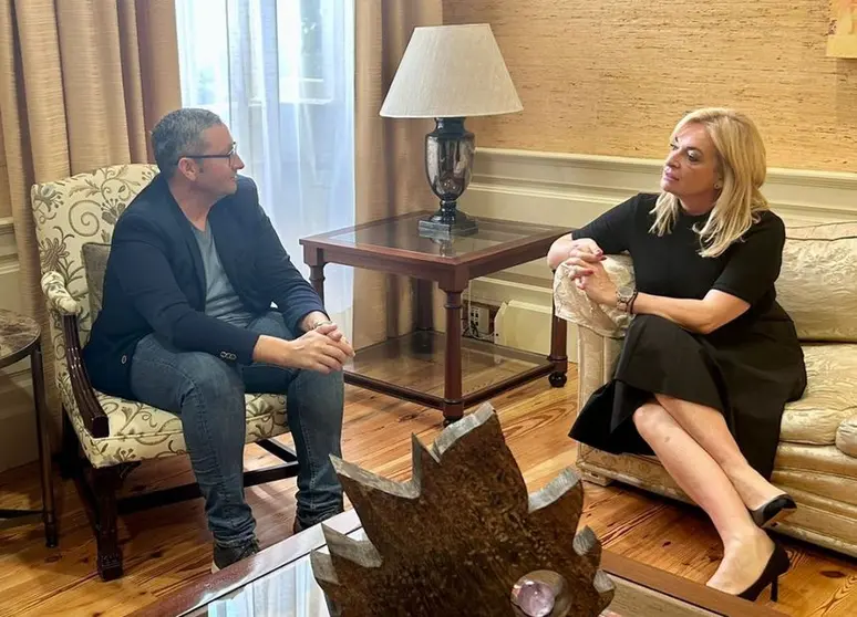 El concejal de Sanidad de Haría con la consejera de Sanidad del Gobierno de Canarias, Esther Monzón