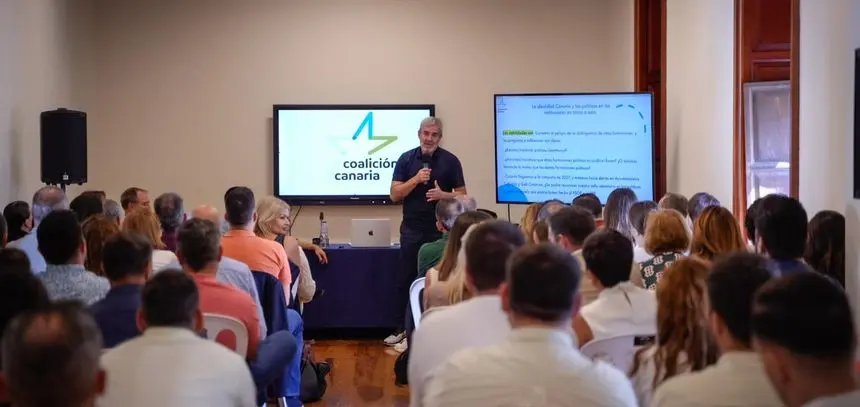 El presidente de CC, Fernando Clavijo, hablando para sus compañeros del Consejo Político