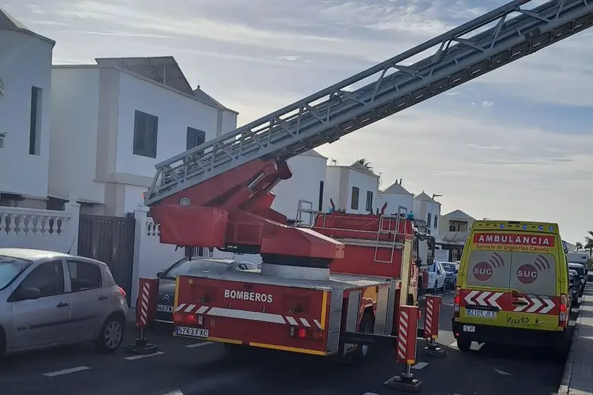 Momento en el que los bomberos tienen que sacar a la persona por la ventana de su domicilio