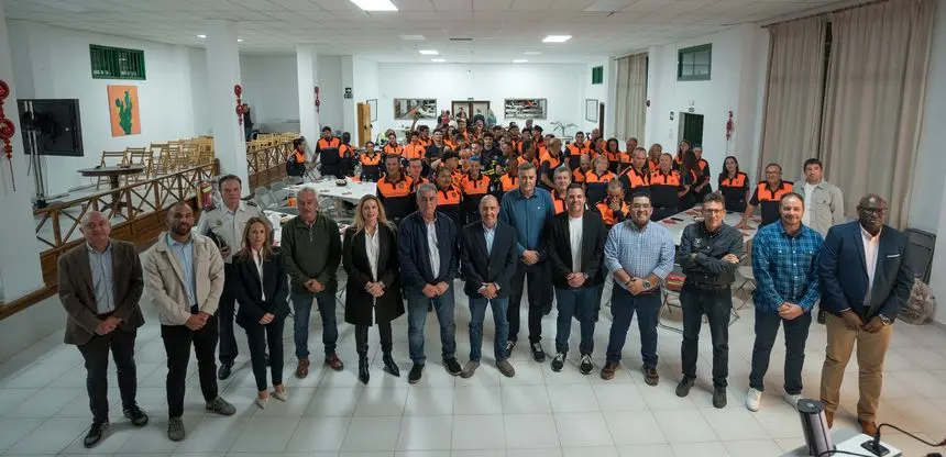 Foto de familia en el Centro Sociocultural de Nazaret