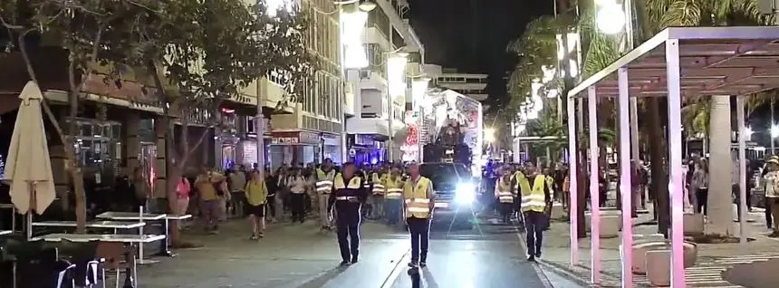 Imagen del paso de la Virgen a primera hora de la mañana de este domingo por las calles de Arrecife