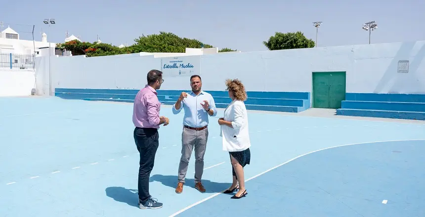 Arrecife pone en marcha la  modernización de la cancha deportiva de Tinasoria. El alcalde, el viceconsejero de Actividad Física y Deportes del Gobierno de Canarias y la concejala de Deportes 