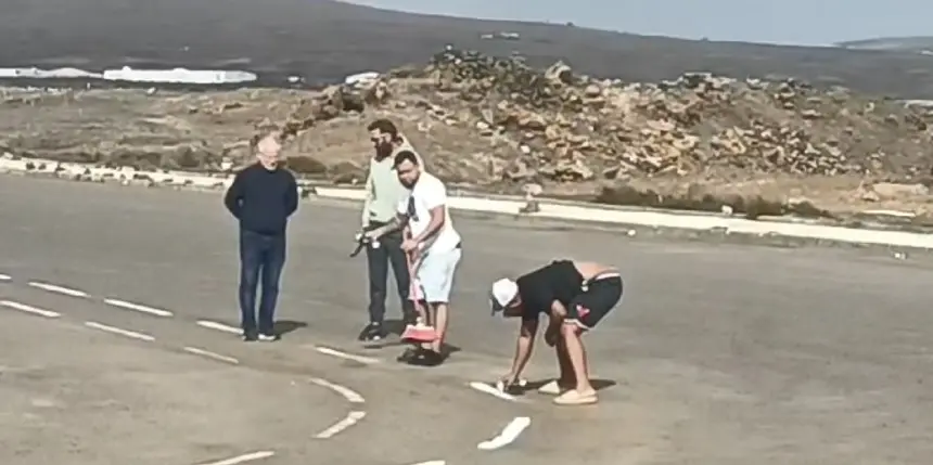 Imagen de este lunes de los integrantes de las autoescuelas pintando el circuito para poder examinar a la gente. 