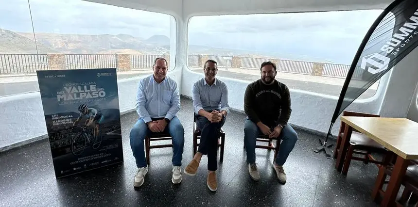 El alcalde de Haría en el centro con el consejero de Deportes del Cabildo y el concejal de Deportes.