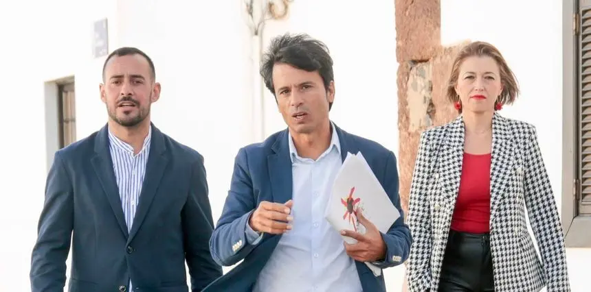 Marcos Bergaz (PSOE) junto a Sabina Vizcaíno y Tana Reyes 