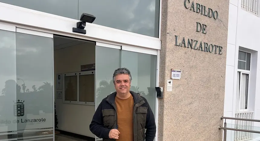 Armando Santana en la puerta del Cabildo.