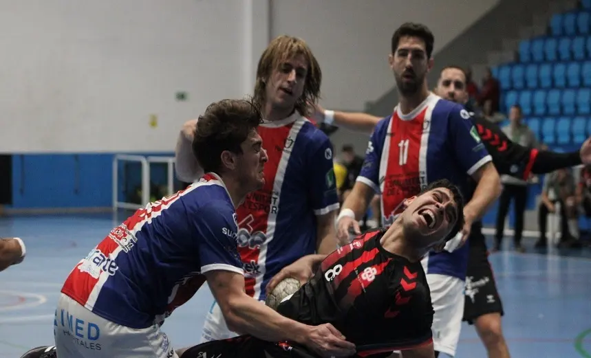 Jugador del San José Obrero intentando penetrar la defensa del Agustinos.