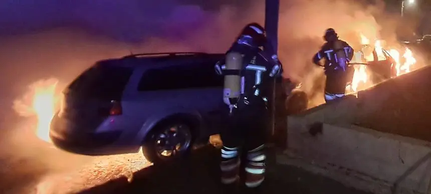 Incendio de vehículos en la calle Miguel Delibes 19.