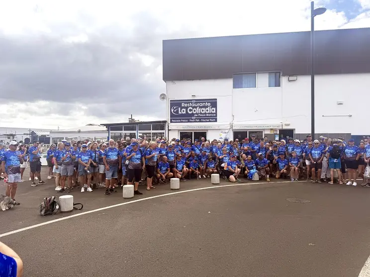 Participantes de la caminata solidaria.