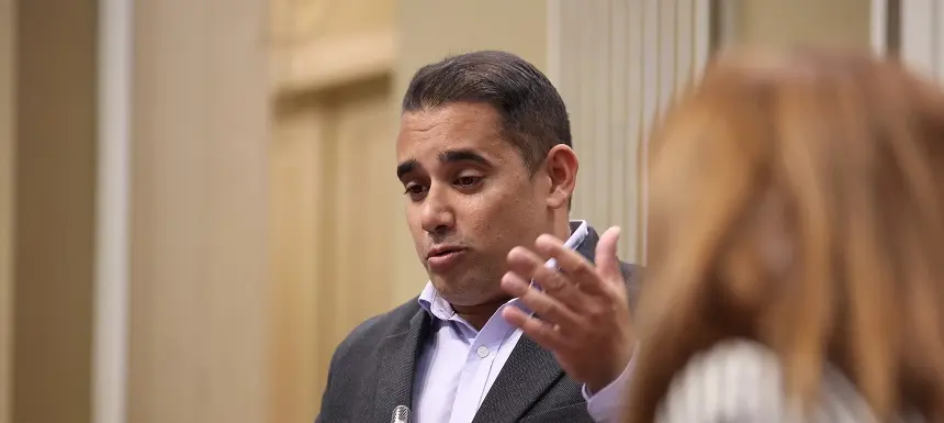 Yoné Caraballo le pregunta a la consejera de sanidad en el Parlamento de Canarias