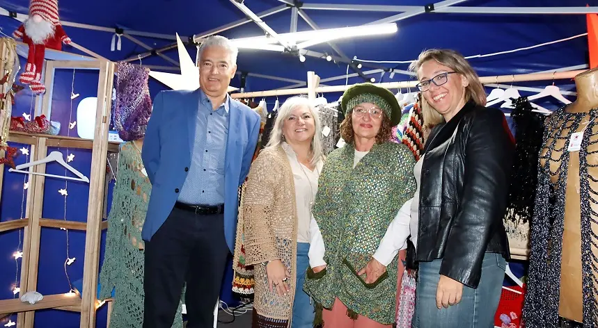 José Juan Cruz junto a Miriam Hernández en la feria de artesanía de Navidad.