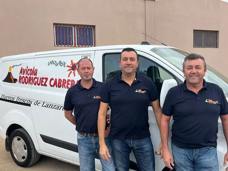 Rubén Rodríguez junto a sus hermanos copropietarios de Avícola Rodríguez Cabrera.