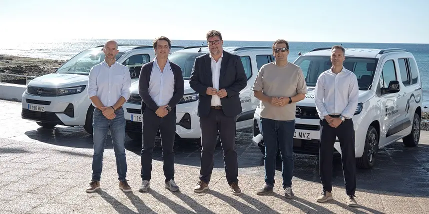 Representantes del Ayuntamiento de San Bartolomé junto a los vehículos nuevos.