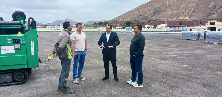 Óscar Noda y Ángel Lago en su visita al campo muncipal de Yaiza.