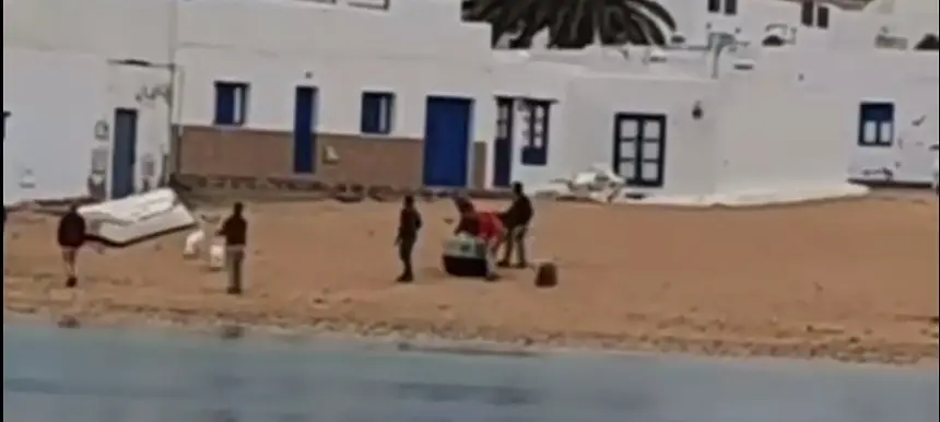 Agentes de medio ambiente acudiendo a la zona donde se encontraban los pelicanos.