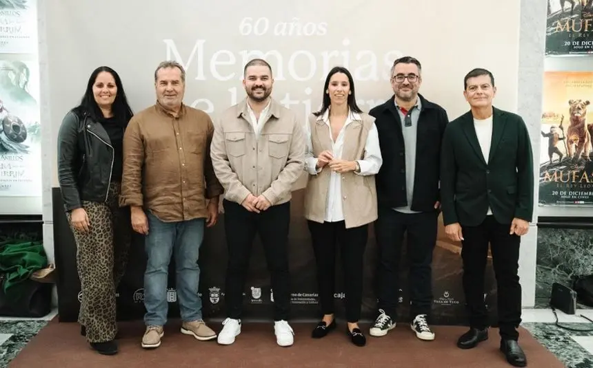 Benito Cabrera estuvo en la presentación, en esta imagen acompañado por los consejeros del Cabildo Jesús Machín y Aroa Revelo y parte de los integrantes del proyecto.