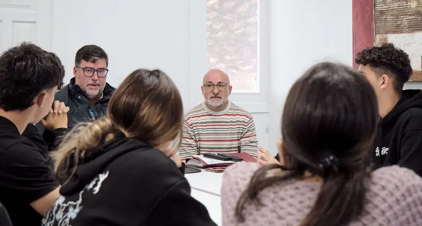 El alcalde con los jóvenes que han participado en el propyecto de presupuestos.