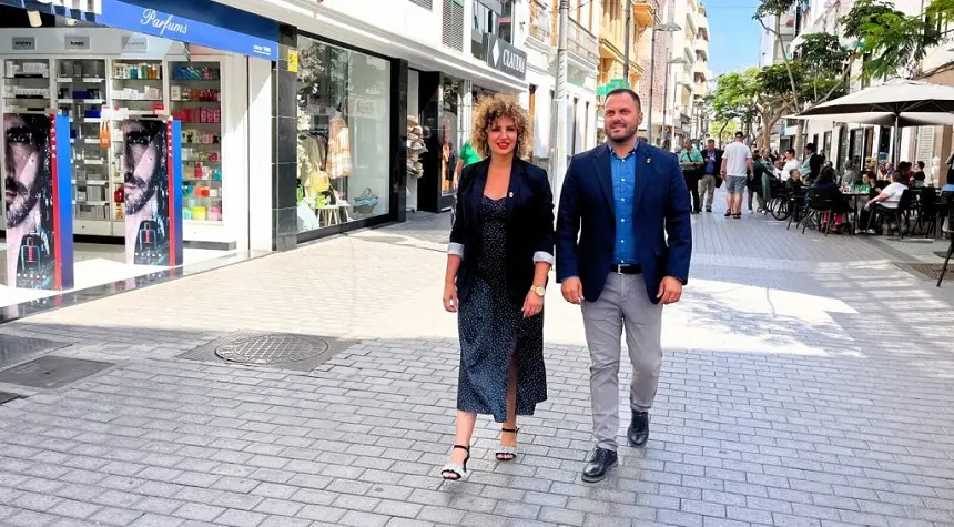 El alcalde de Arrecife, Yonathan de León, junto a la concejala de Comercio y Turismo, Eli Merino, en la zona comercial abierta de la capital de Lanzarote