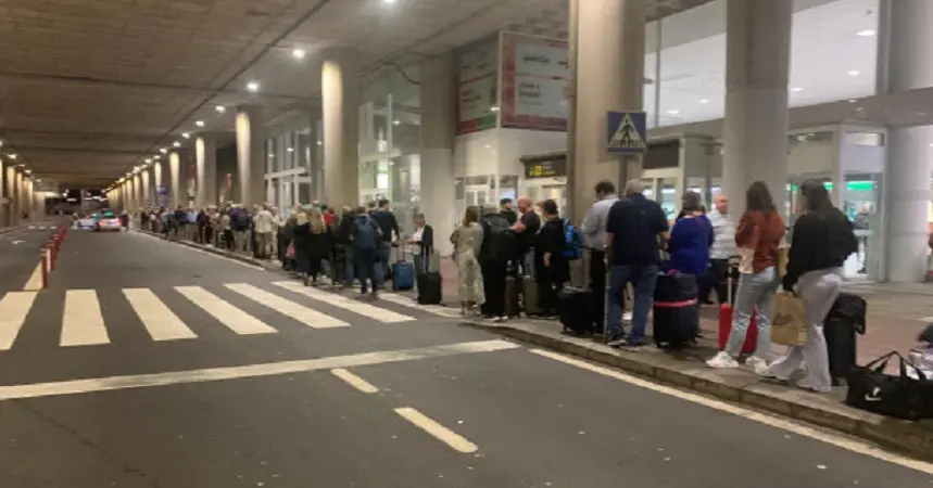 Una gran cola de gente esperando un taxi en el Aeropuerto César Manrique.