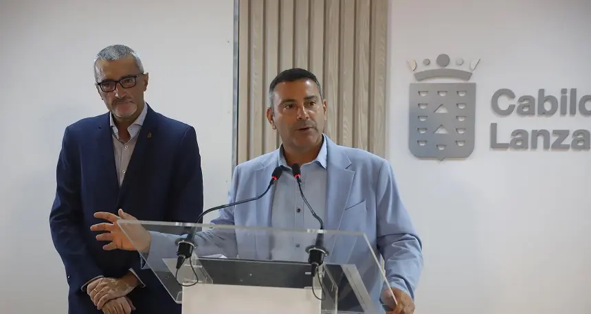 Oswaldo Betancort junto al consejero Marci Acuña