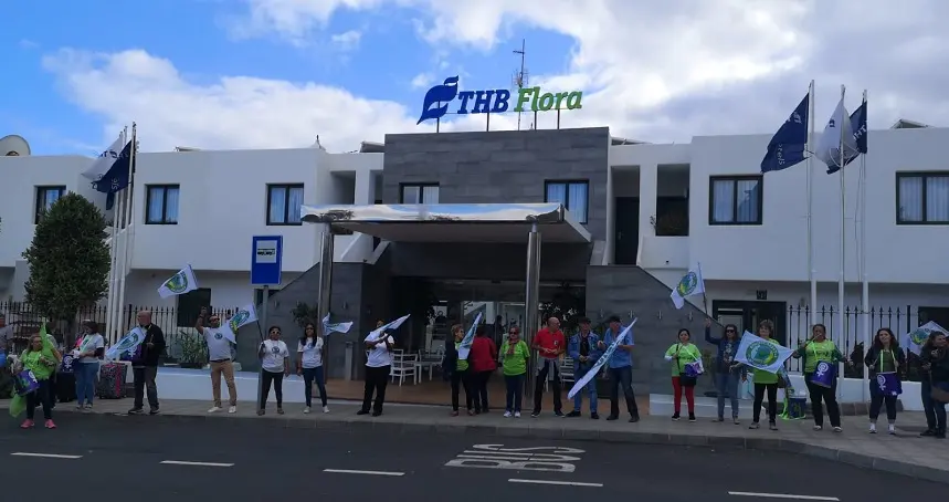 Componentes de FSOC frente al hotel Flora en Puerto del Carmen.