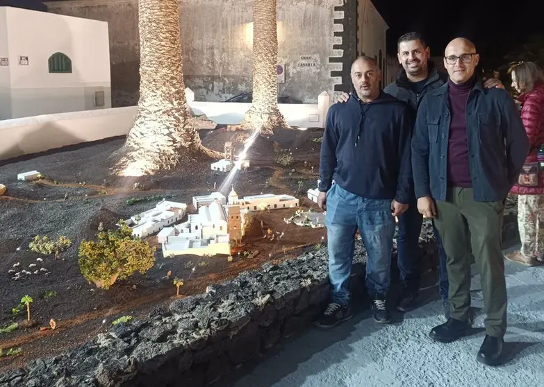 El escultor Rigoberto Camacho ha sido el encargado de esta obra de arte con ayuda de sus amigos del municipio.