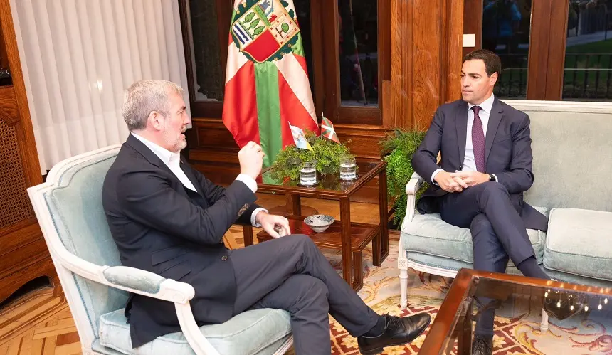 Fernando Clavijo con Pradales durante el encuentro de este jueves.
